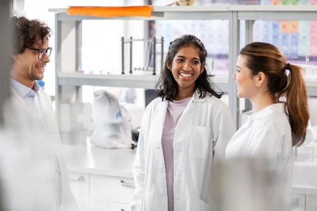 Três pessoas num laboratório
